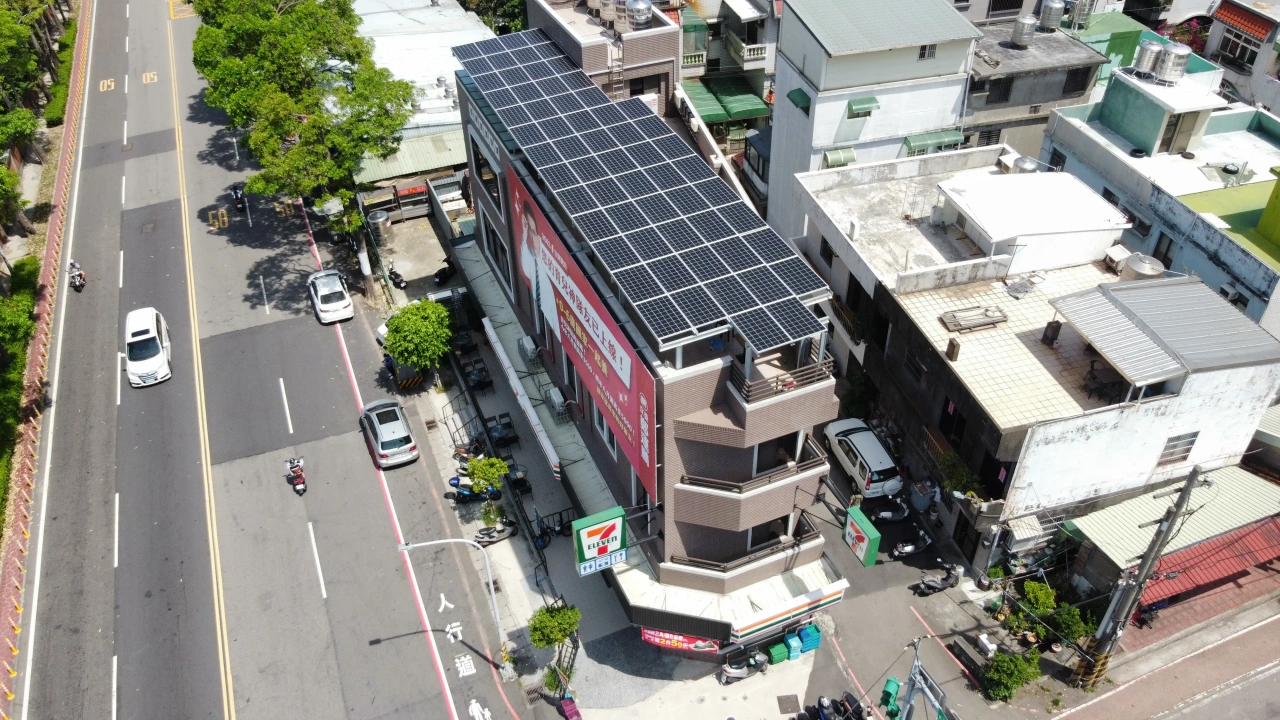桃園市桃園區7-11統一便利超商閒置屋頂19.84kW太陽能案場實景圖