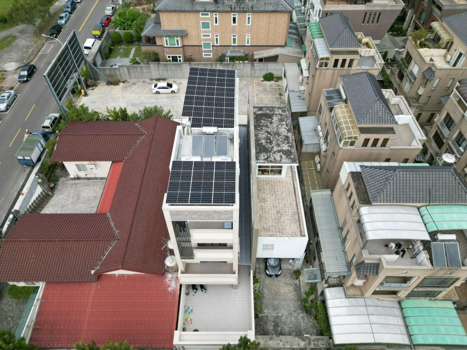 台中市北屯區透天別墅住宅15.17kW屋頂型太陽能案場實景圖3