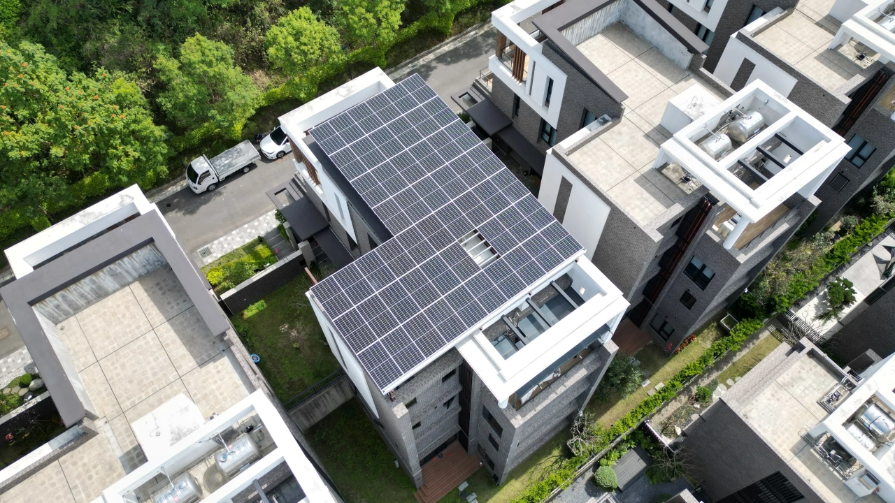 新竹市東區別墅19.875kW屋頂型太陽能案場實景圖4