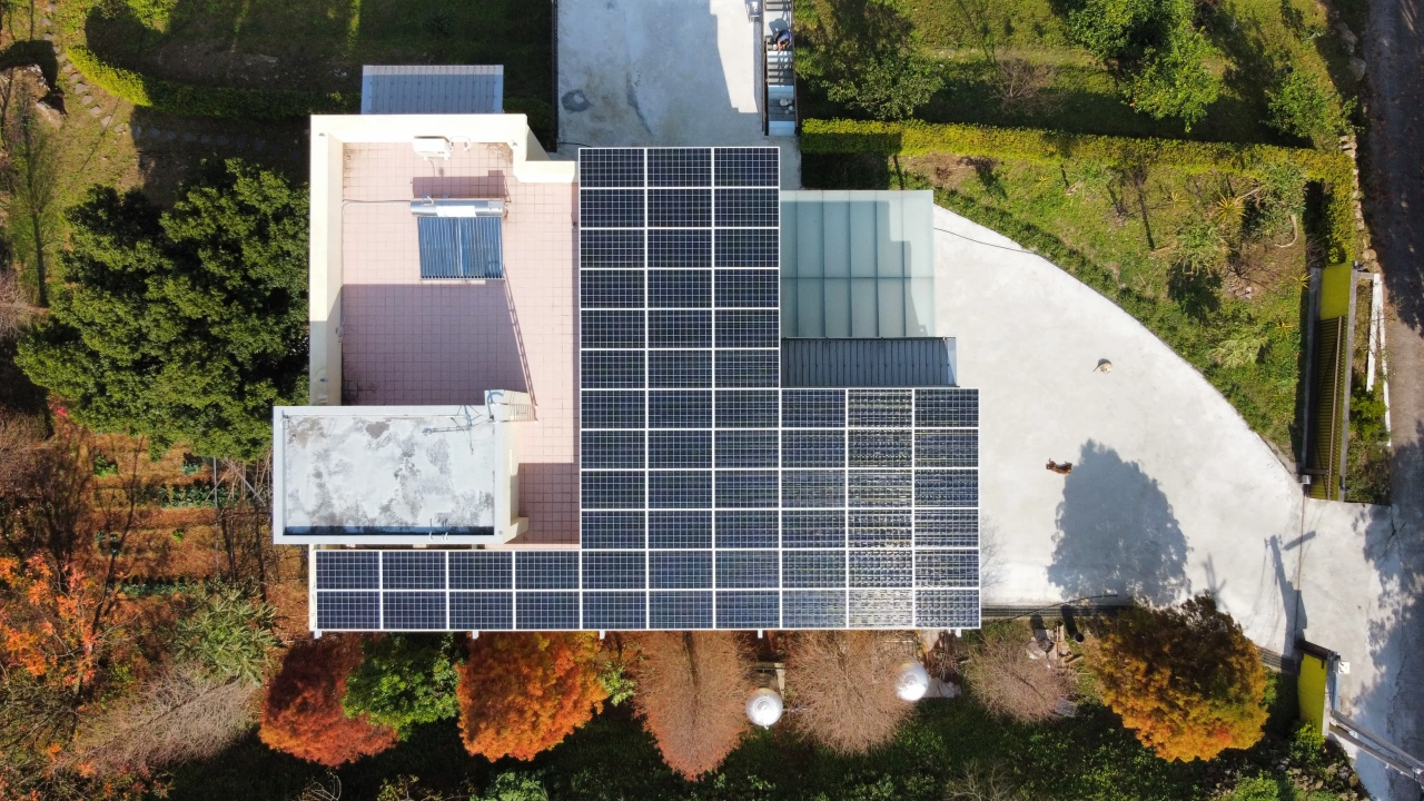 新竹橫山別墅19.84kW屋頂型太陽能案場實景圖2