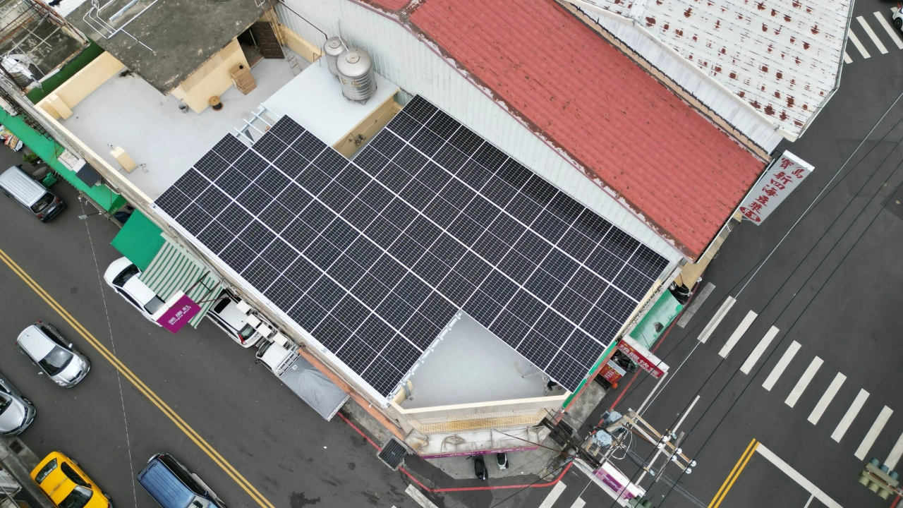 台中北屯美聯社便利商店屋頂19.875kW太陽能案場實景圖2