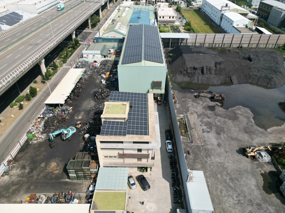 耐安凡而公司台中梧棲辦公大樓及廠區屋頂199.41kW太陽能案場實景圖2