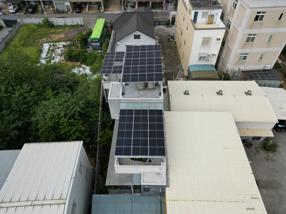 台中市沙鹿區別墅19.98kW屋頂型太陽能案場實景圖2