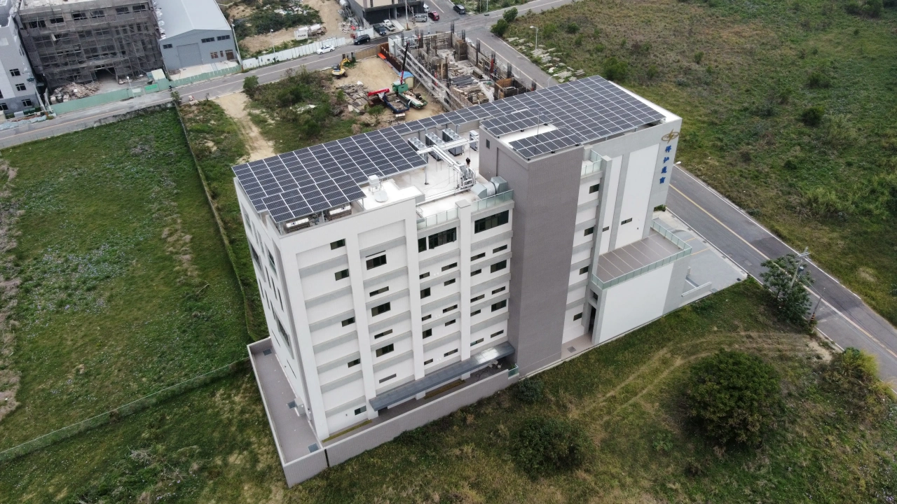 祥弘通商公司台中大肚倉儲屋頂90.56kW太陽能案場實景圖2