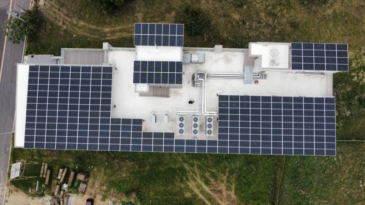 祥弘通商公司台中大肚倉儲屋頂90.56kW太陽能案場實景圖4