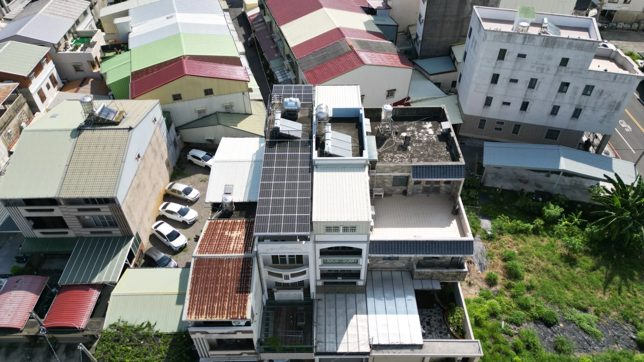 雲林斗六市透天住宅11.78kW屋頂型太陽能案場實景圖2