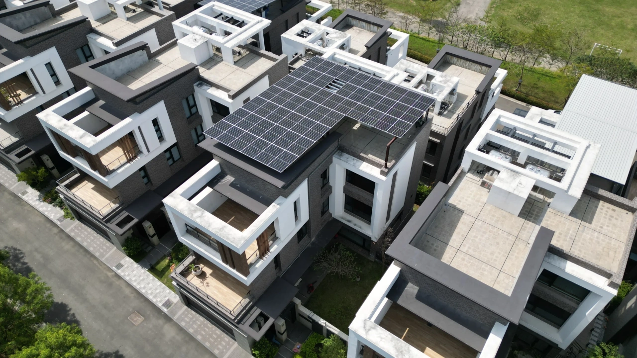 新竹市東區別墅19.875kW屋頂型太陽能案場實景圖2