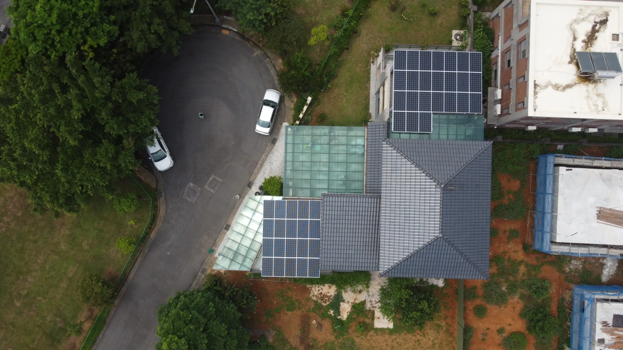 桃園龍潭區別墅14.52kW屋頂型太陽能案場實景圖2