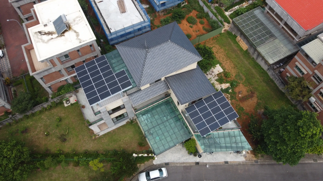 桃園龍潭區別墅14.52kW屋頂型太陽能案場實景圖