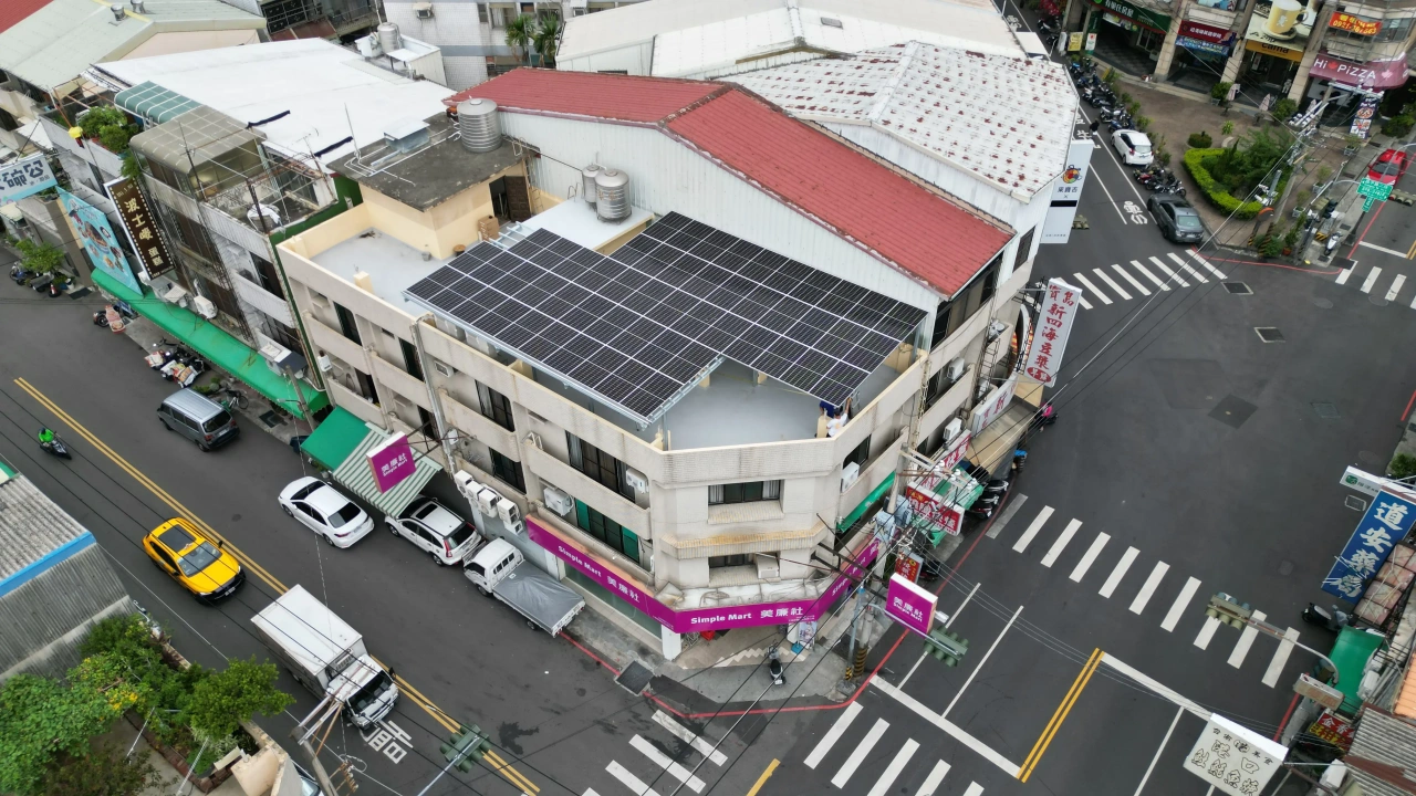 台中北屯美聯社便利商店屋頂19.875kW太陽能案場實景圖