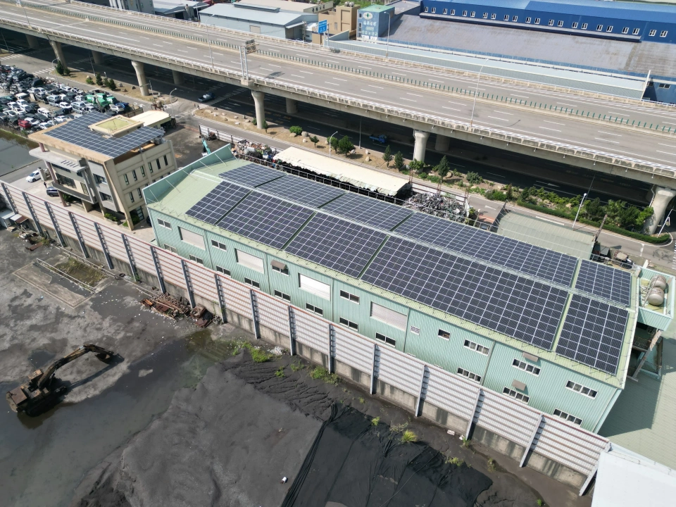 耐安凡而公司台中梧棲辦公大樓及廠區屋頂199.41kW太陽能案場實景圖3