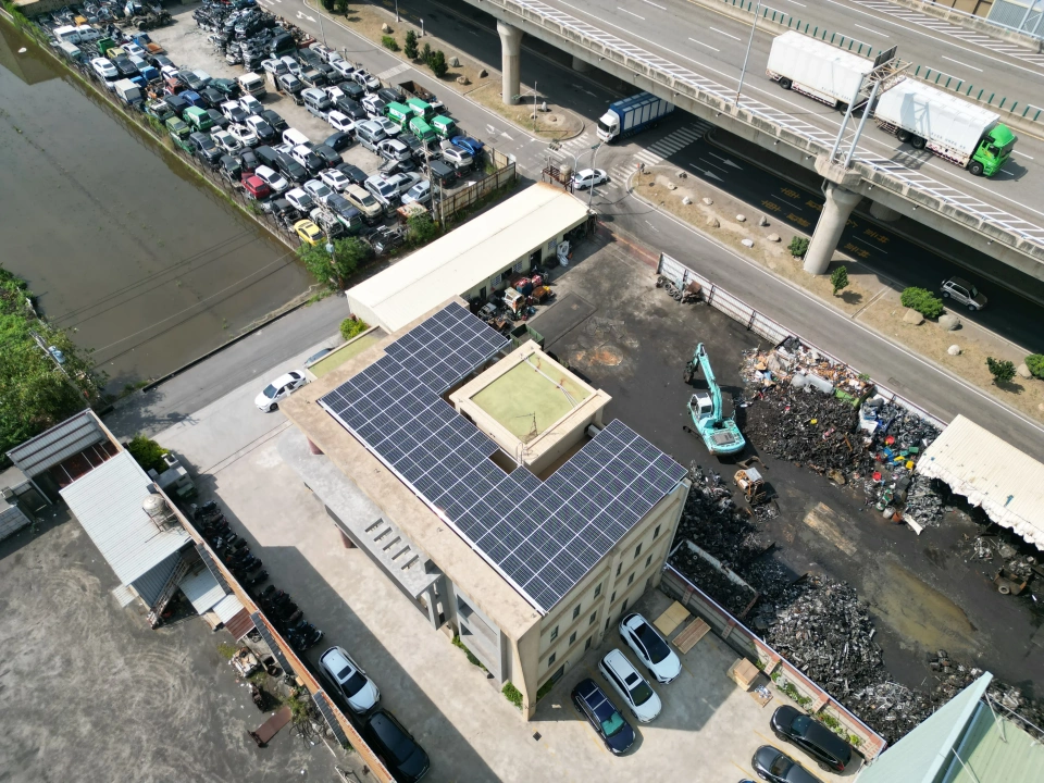 耐安凡而公司台中梧棲辦公大樓及廠區屋頂199.41kW太陽能案場實景圖4