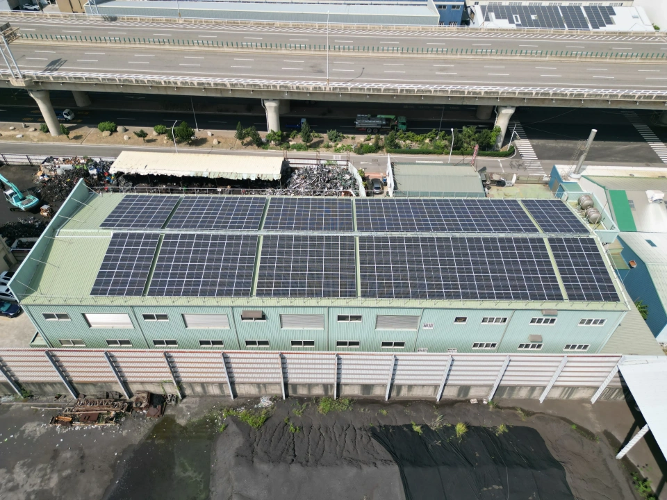 耐安凡而公司台中梧棲辦公大樓及廠區屋頂199.41kW太陽能案場實景圖5