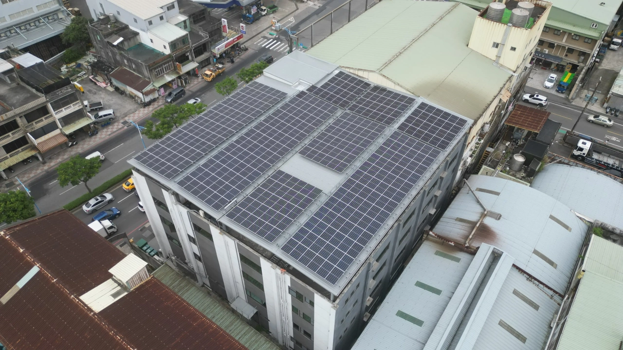 日也機械桃園林口倉儲屋頂126.62kW太陽能案場實景圖3