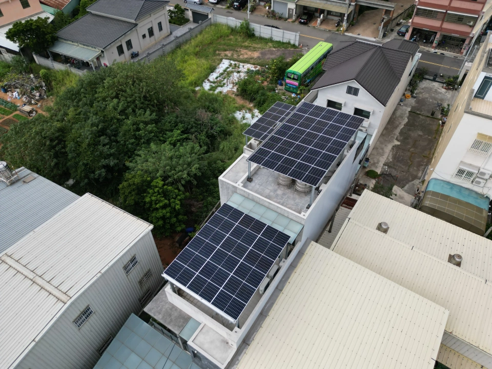 台中市沙鹿區別墅19.98kW屋頂型太陽能案場實景圖4