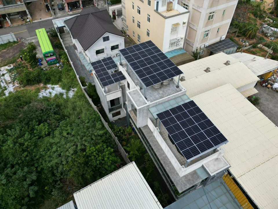 台中市沙鹿區別墅19.98kW屋頂型太陽能案場實景圖