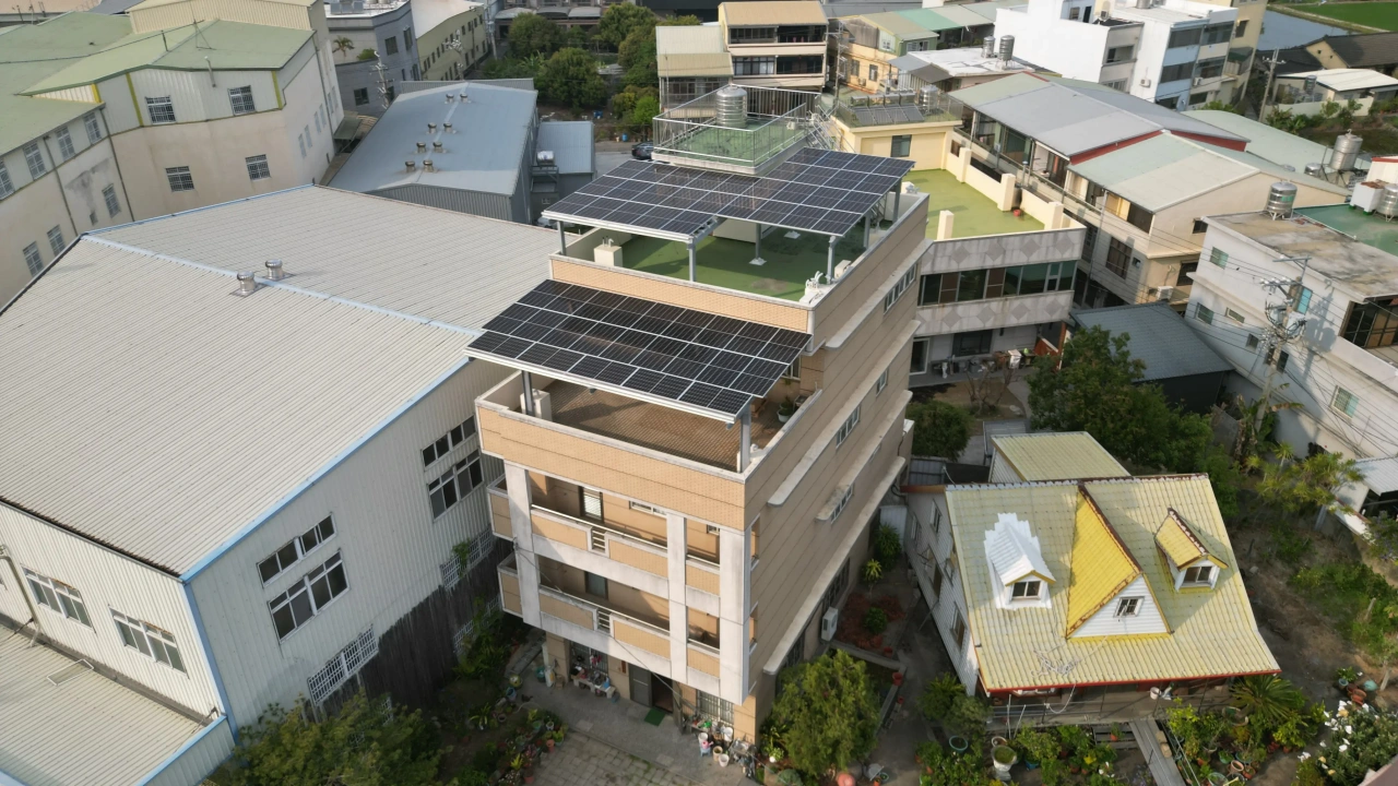 台中市神岡區透天別墅住宅19.98kW屋頂型太陽能案場實景圖2