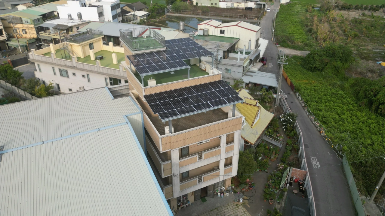 台中市神岡區透天別墅住宅19.98kW屋頂型太陽能案場實景圖4