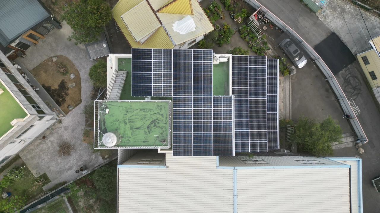 台中市神岡區透天別墅住宅19.98kW屋頂型太陽能案場實景圖5