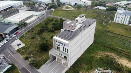 祥弘通商公司台中大肚倉儲屋頂90.56kW太陽能案場實景圖
