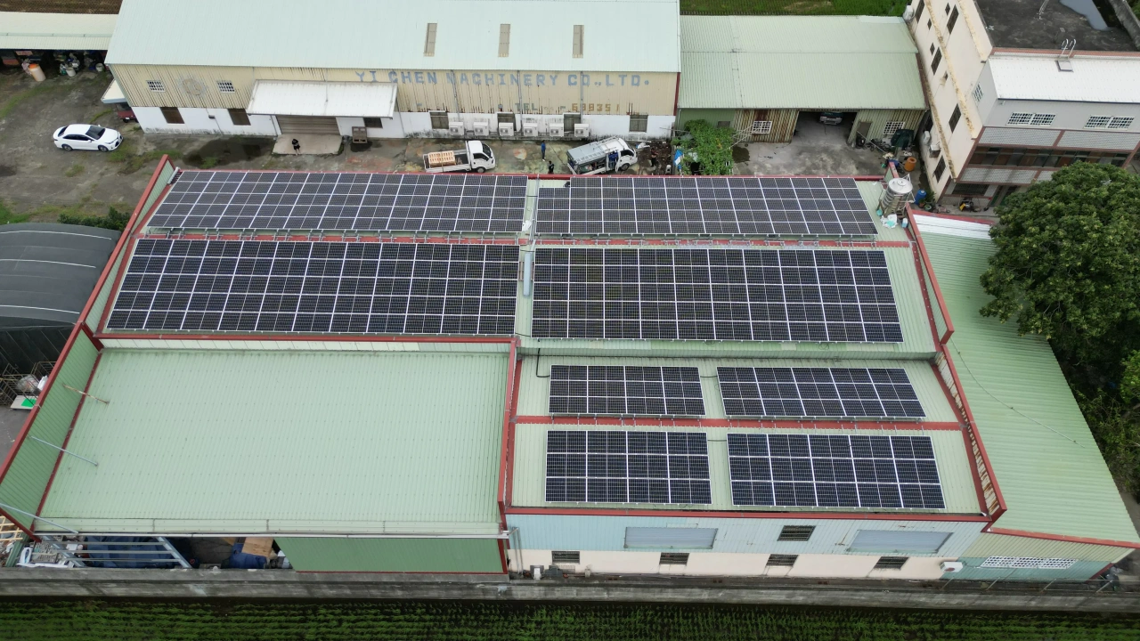 台中大肚特登工廠99.94kW屋頂型太陽能案場實景圖3