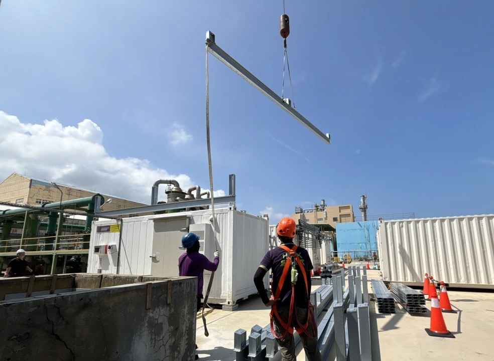 苗栗通霄貨櫃上方26.1kW太陽能系統與儲能海水淡化設備