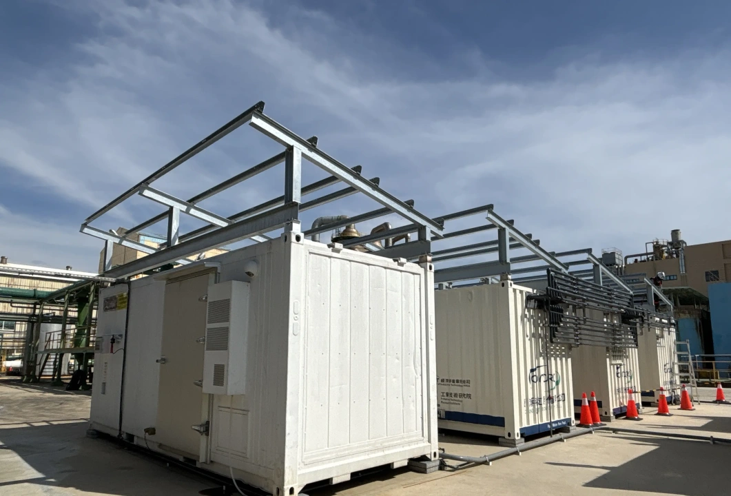 苗栗通霄貨櫃上方26.1kW太陽能系統與儲能海水淡化設備