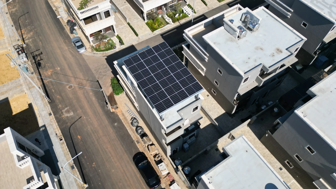 桃園楊梅雅典大地社區透天住宅9.66kW屋頂型太陽能案場實景圖3