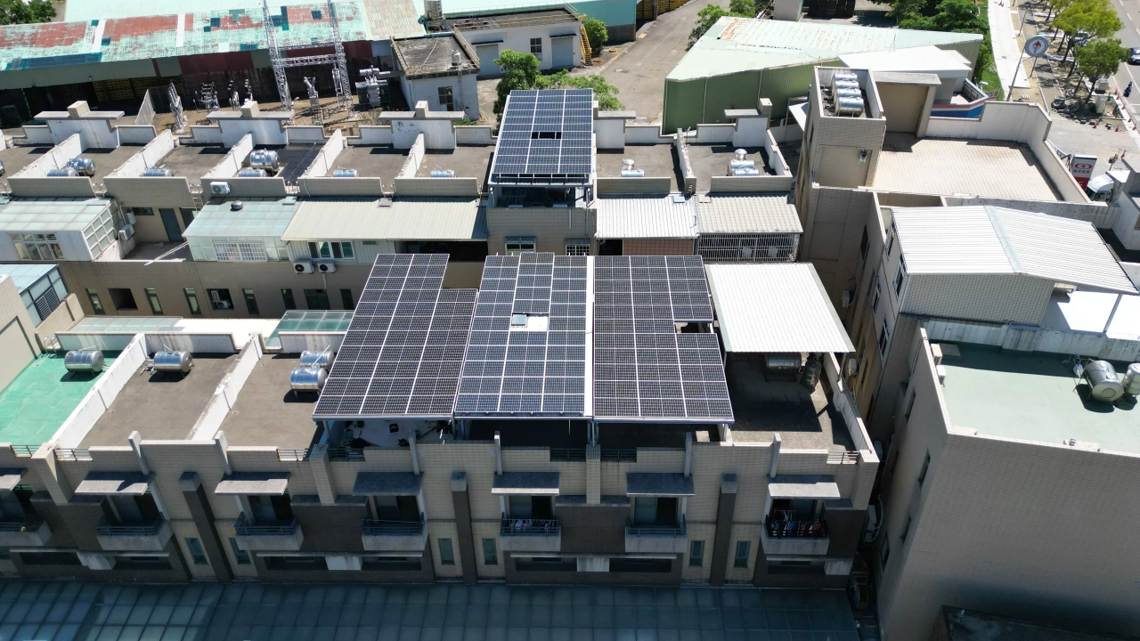 苗栗竹南社區四戶住宅合計43.57kW屋頂型太陽能案場實景圖2